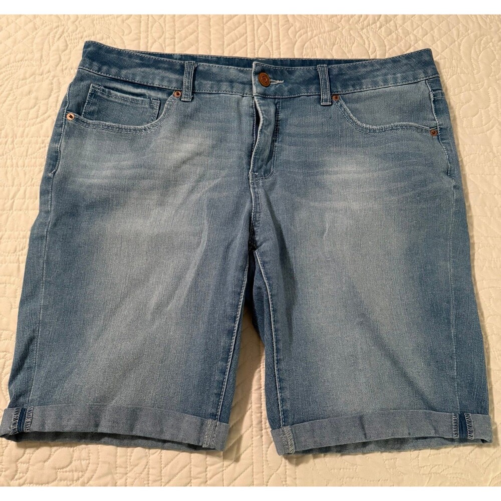 Time and Tru Cuffed Hem Light Wash Denim Shorts Women's Size 16